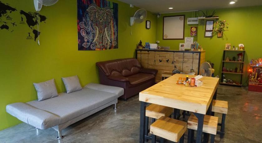 Oyo 730 Meedee Hostel Bangkok Exteriör bild