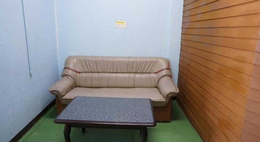 Oyo 730 Meedee Hostel Bangkok Exteriör bild